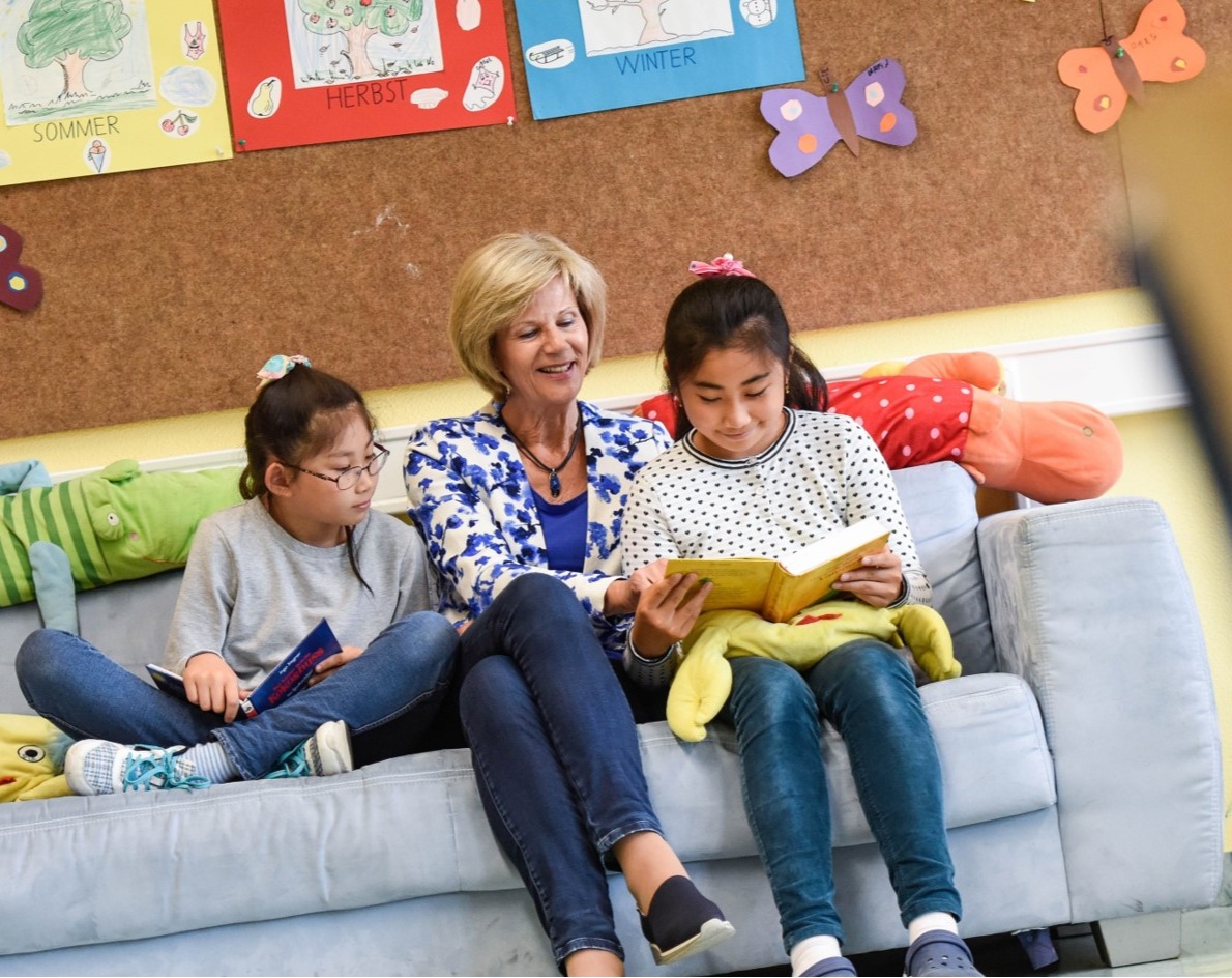 Lesementorin Frau Schacherl mit Lesekindern